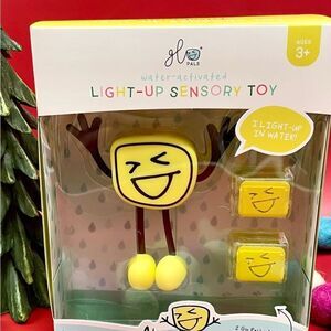 Glo Pals Character Alex Yellow + 4 Go Pals water activated light up cubes